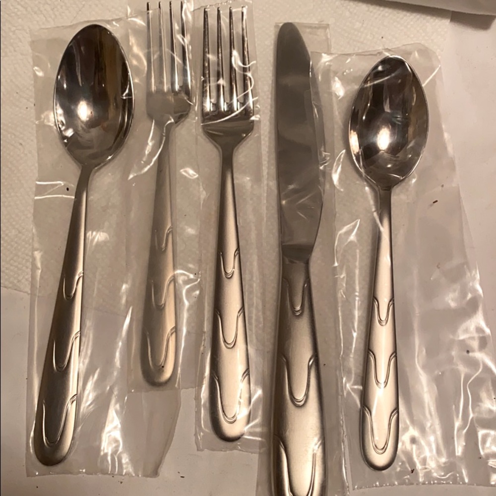 VINTAGE NEW MADE IN TURKEY FLATWARE SET OF 20